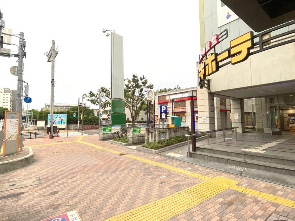 地下鉄西新駅1番出口を出たところ